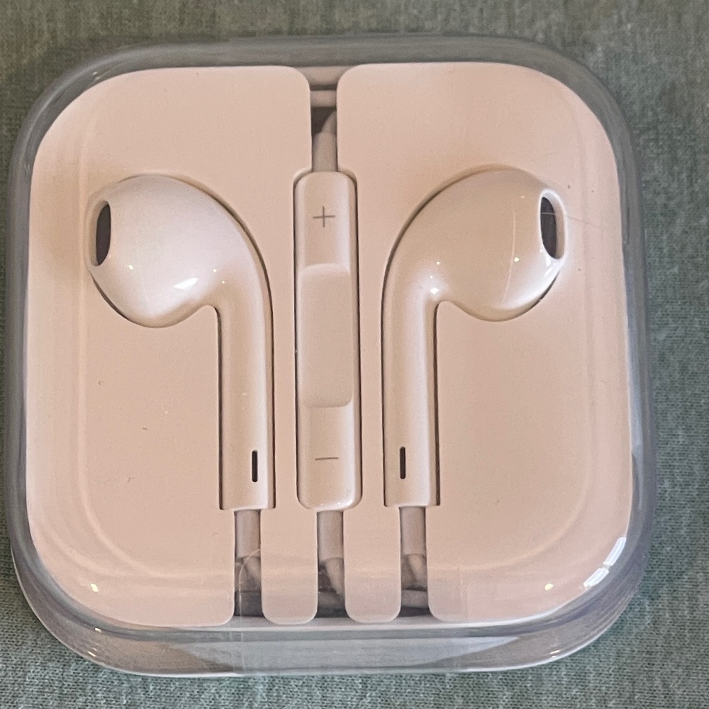 NEW Apple EarPods Headphones 3.5mm Style iPhone 6 + Older NIP